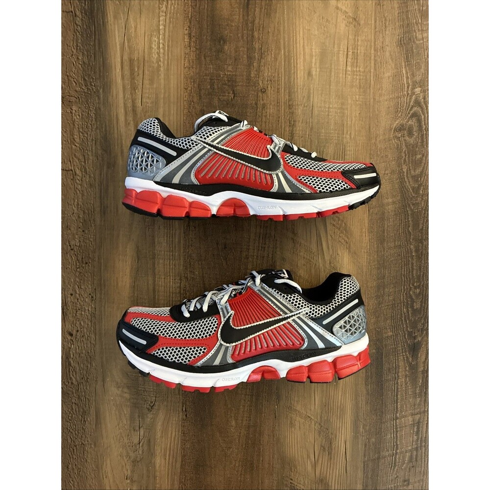 Nike Men Size 10.5 Air Zoom Vomero 5 Metallic Silver University Red HV0926-095